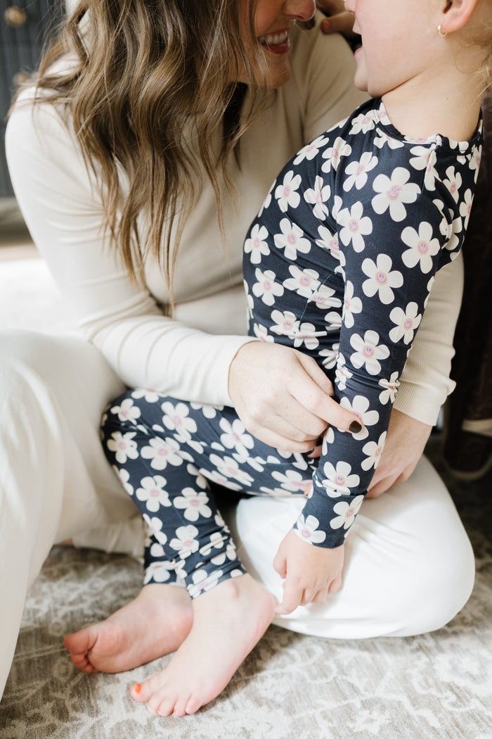 COZYS x DANIELLE EILERS CHARCOAL DAISIES | LONG SLEEVE