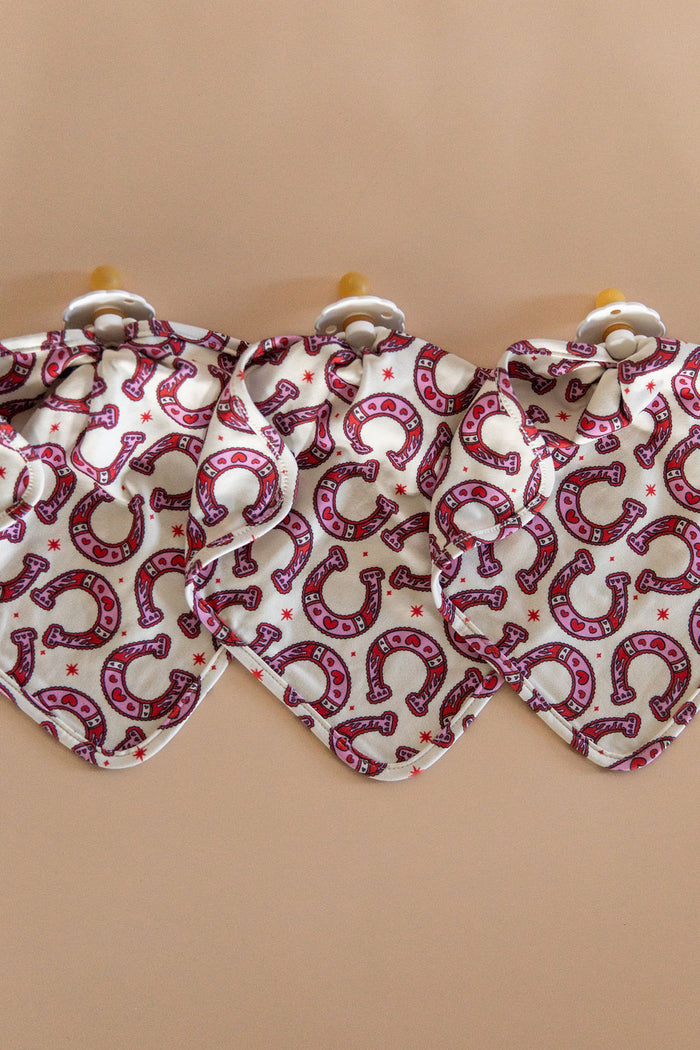 HORSESHOES | LOVIE